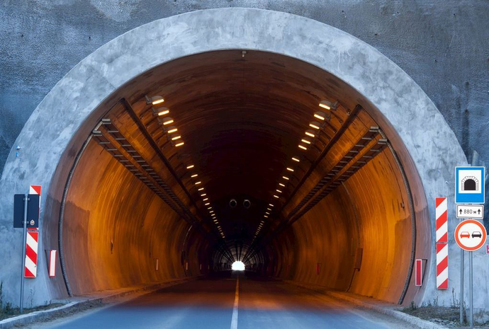 隧道里行駛為什么不能變道？(圖2)